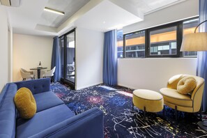 Een kluis op de kamer, een laptopwerkplek, verduisterende gordijnen