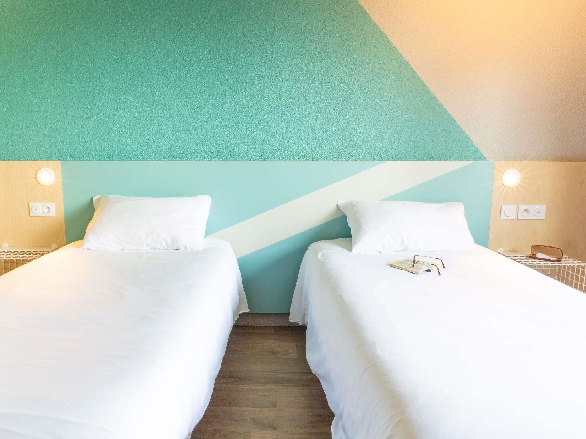Standard Room, 2 Twin Beds | Desk, soundproofing, free WiFi, bed sheets