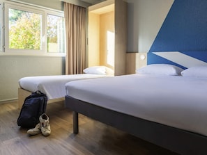 Standard Double Room, Multiple Beds | Desk, soundproofing, free WiFi, bed sheets - Ibis Budget Tours Sud (Chambray-les-Tours)