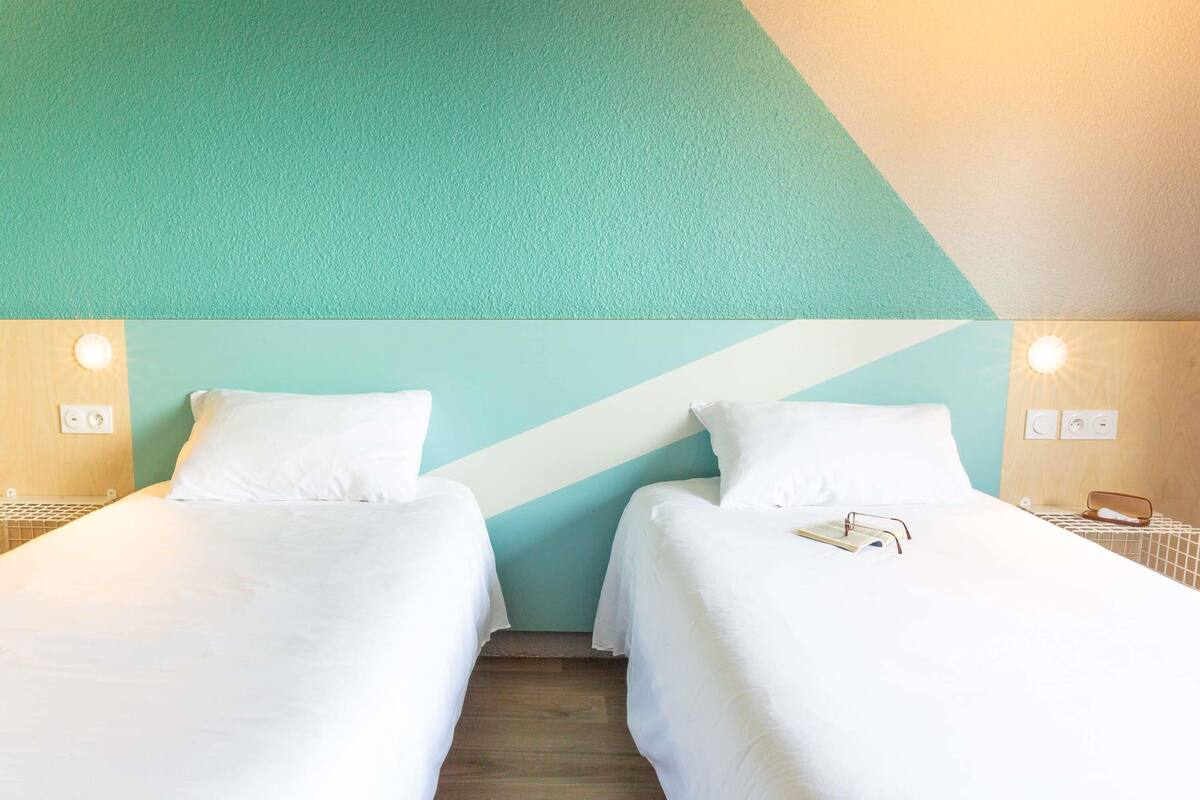 Standaard kamer, 2 eenpersoonsbedden | Een bureau, geluiddichte muren, gratis wifi, beddengoed