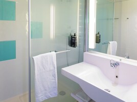 Toalhas de banho, sabonete, shampoo, papel higiênico