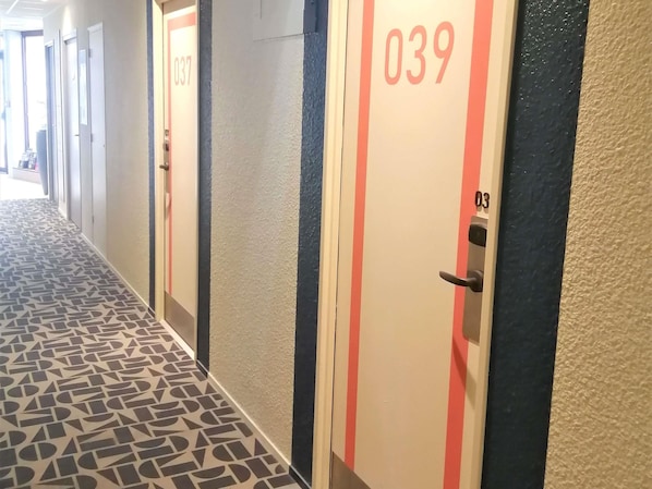Escriptori, habitacions insonoritzades, wifi gratuïta i roba de llit