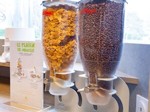 Se ofrece un desayuno bufé todos los días (por un coste adicional)