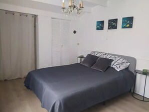 2 室のベッドルーム、デスク、旅行用ベビーベッド、WiFi (無料)