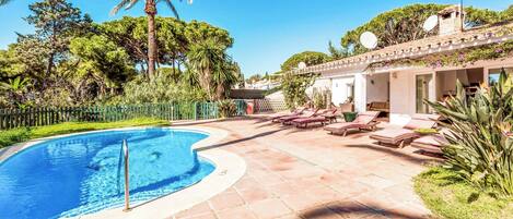 Una piscina climatizada, tumbonas