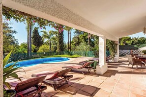 Una piscina riscaldata, lettini