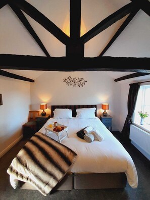 2 bedrooms, travel cot, WiFi, bed sheets - Vavasour - a cosy two bedroom historic cottage on the Red House Estate near York (Moor Monkton)
