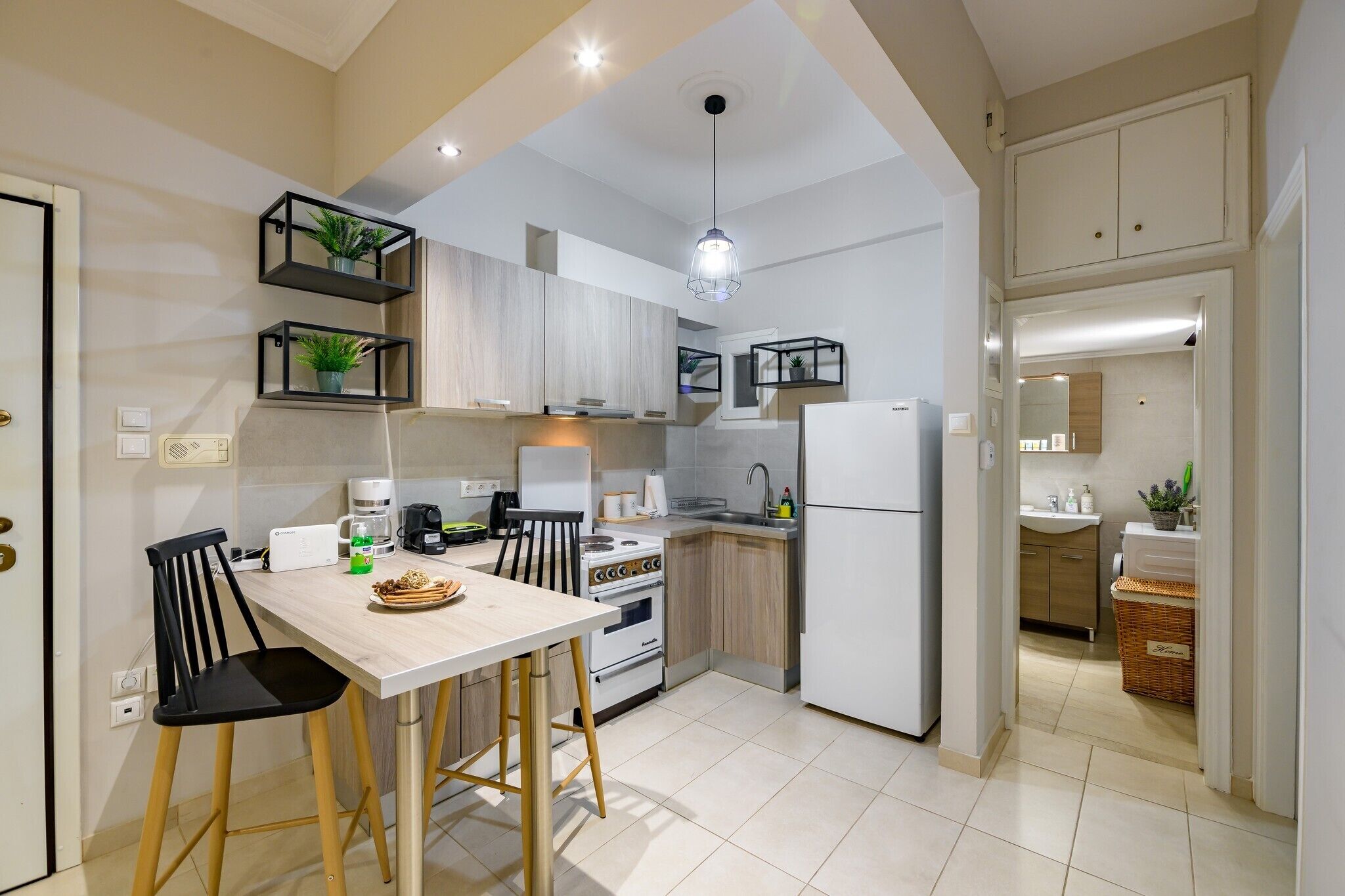 Fridge, oven, stovetop, coffee/tea maker