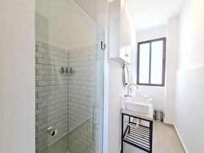 Dusche, Haartrockner, Handtücher, Shampoo