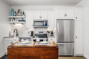 Réfrigérateur, four à micro-ondes, un four, surface de cuisson