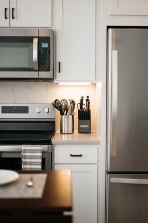 Refrigerador, microondas, horno y parrilla de estufa