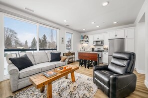 TV, caminetto, studio