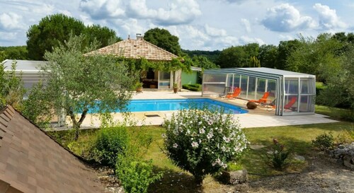 -VIVRE EN PLEIN AIR CUISINE D ETE PETANQUE  PISCINE PRIVEE