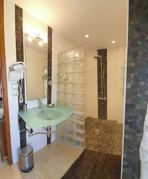 Een douche, een haardroger