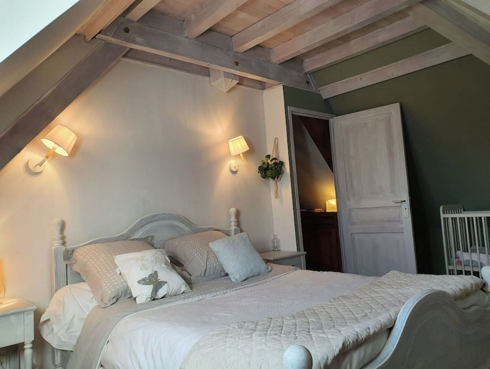 4 habitaciones, escritorio y tabla de planchar con plancha 