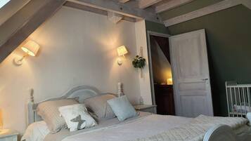 4 habitaciones, escritorio y tabla de planchar con plancha