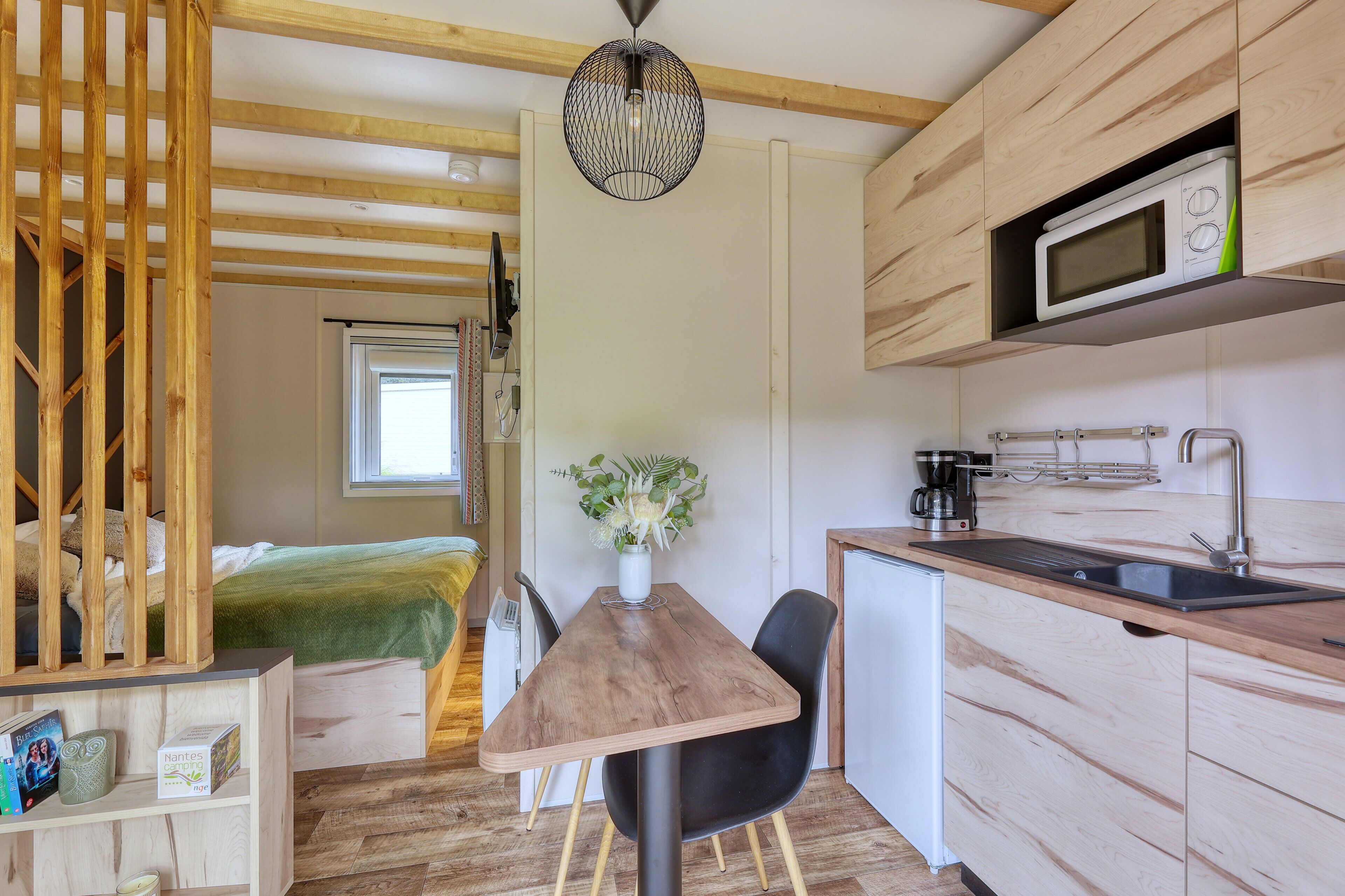 Réfrigérateur, micro-ondes, plaque de cuisson, cafetière/bouilloire