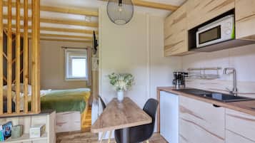 Réfrigérateur, micro-ondes, plaque de cuisson, cafetiÚre/bouilloire