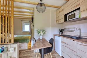 Kühlschrank, Mikrowelle, Herdplatte, Wasserkocher mit Kaffee-/Teezubehör