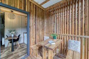 Outdoor dining - The Chalet Petit Ecolier in the heart of nature. (Nantes)