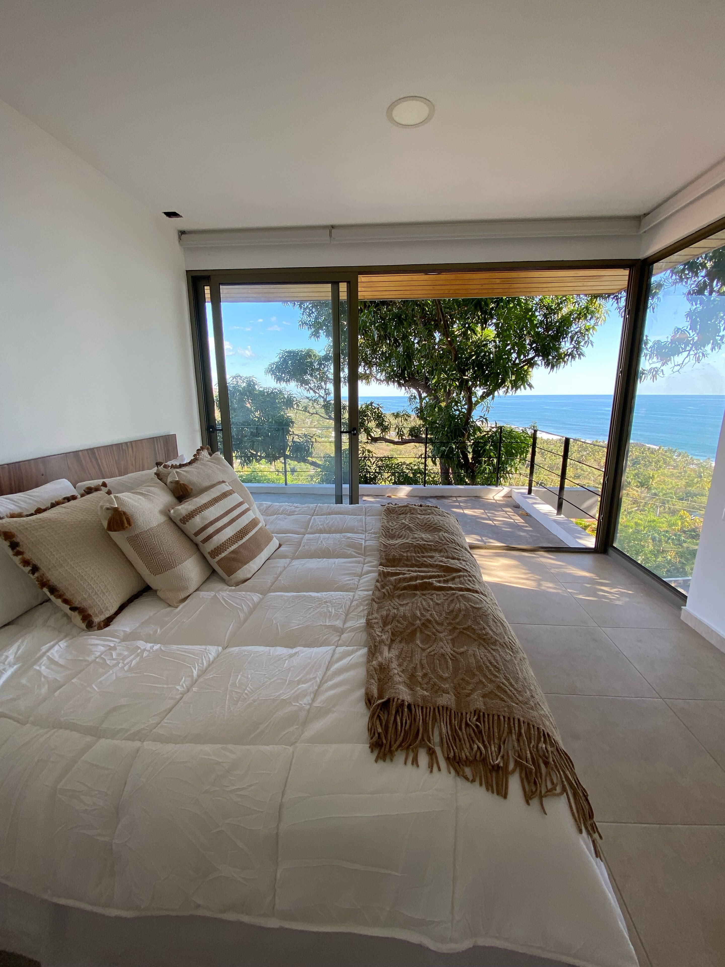 2 ห้องนอน, เครื่องนอนระดับพรีเมียม, เตียงเมมโมรีโฟม, ตู้นิรภัยในห้องพัก