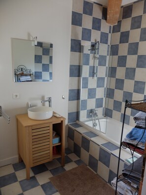 Douche, séchoir à cheveux, serviettes fournies, papier de toilette