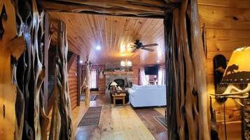 Smart-TV, Kamin, Bücher