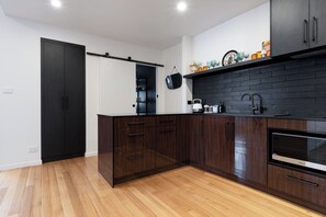 Kühlschrank, Mikrowelle, Herdplatte, Toaster