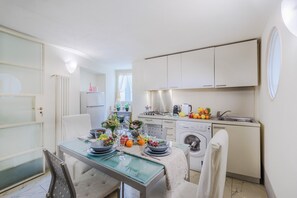 Frigorifero, forno, macchina per tè/caffè, bollitore elettrico