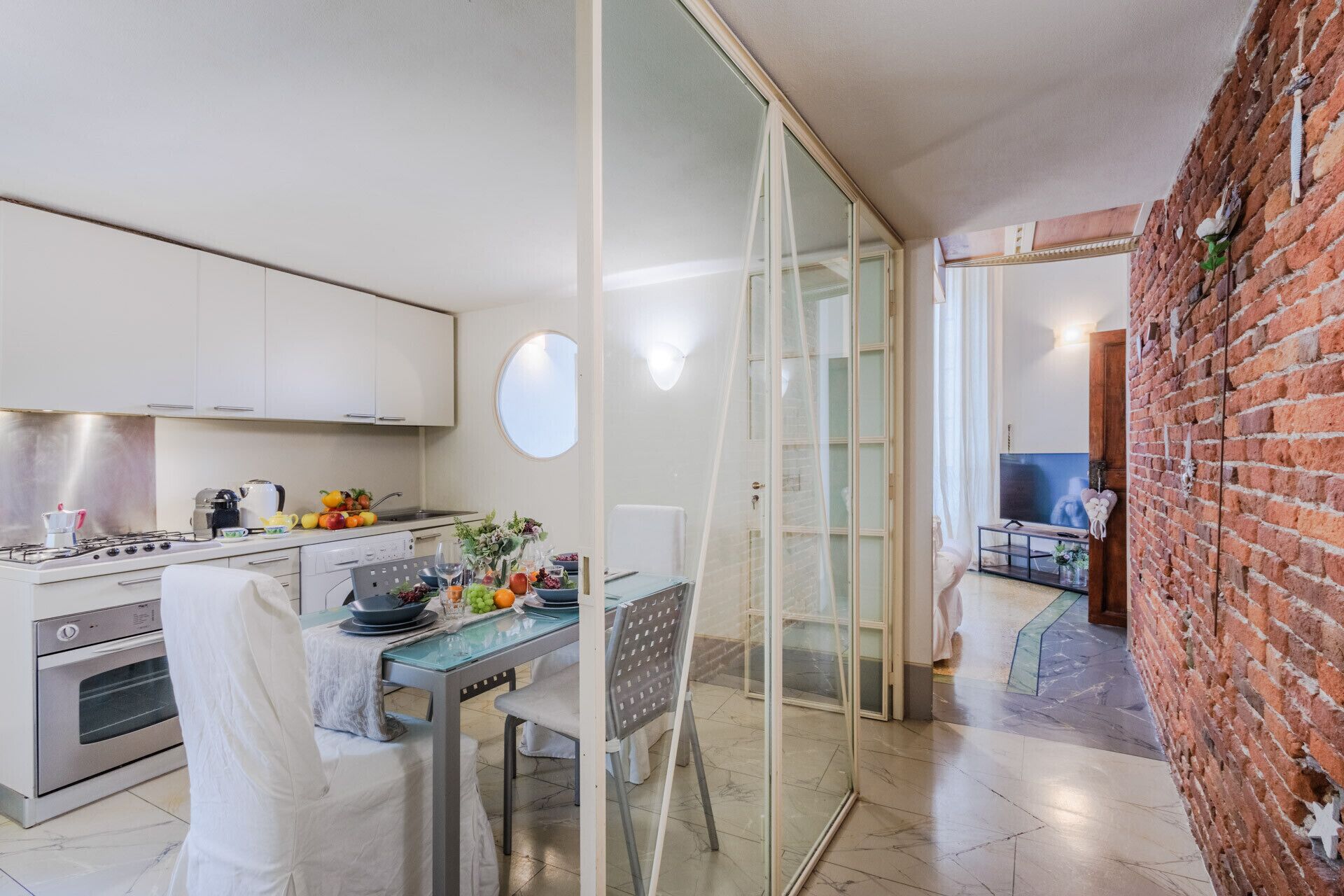 Fridge, oven, coffee/tea maker, electric kettle
