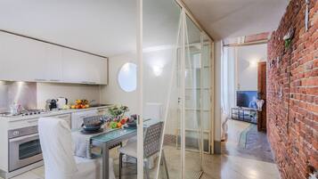 Fridge, oven, coffee/tea maker, electric kettle