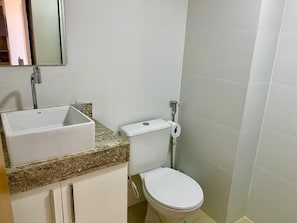 Chuveiro, secador de cabelo, toalhas de banho