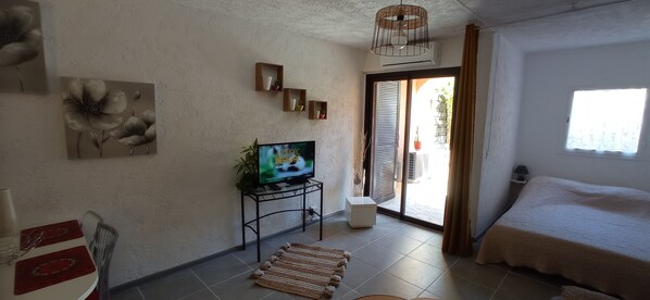 1 habitación, tabla de planchar con plancha y cuna de viaje 