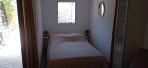 1 habitación, tabla de planchar con plancha y cuna de viaje 