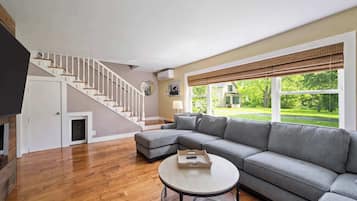 Télévision, cheminée