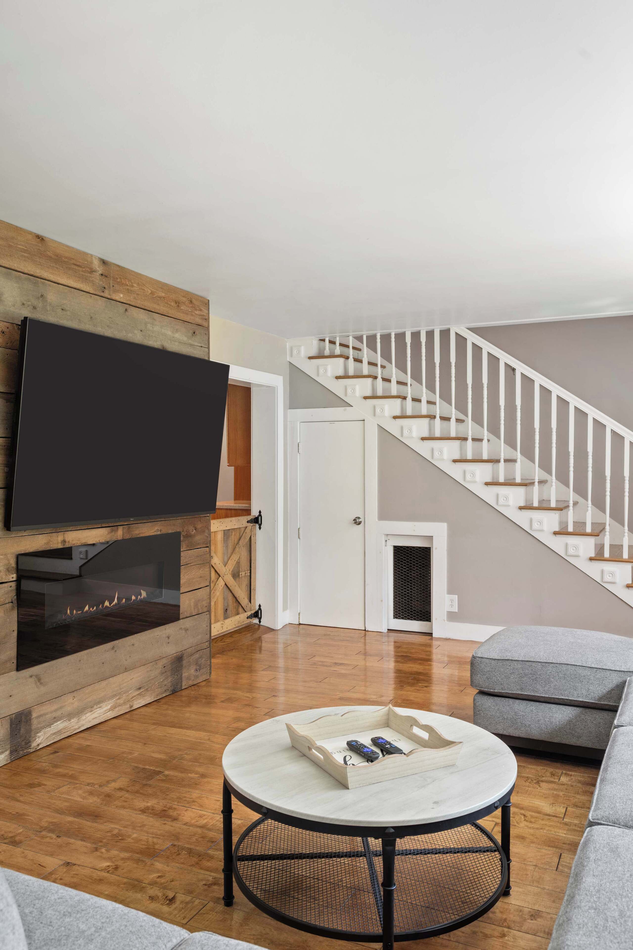 Televisión y chimenea 