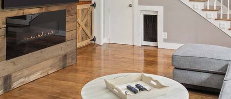 Una televisión, una chimenea