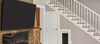 Spacious Family Retreat, Two Living Rooms, Hot Tub