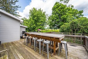 Outdoor dining - Spacious Family Retreat, Two Living Rooms, Hot Tub (Great Valley)