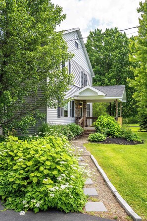 Exterior - Spacious Family Retreat, Two Living Rooms, Hot Tub (Great Valley)