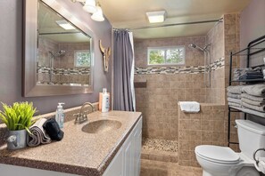 Shower, hair dryer, towels - Spacious Family Retreat, Two Living Rooms, Hot Tub (Great Valley)