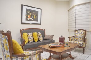 Departamento clásico | Área de sala de estar | Televisión de plasma de 50 pulgadas con canales digitales y televisión 