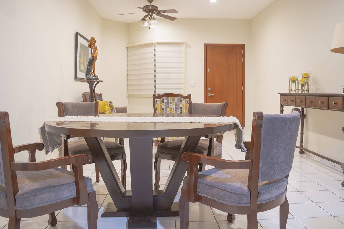 Departamento clásico | Área de sala de estar | Televisión de plasma de 50 pulgadas con canales digitales y televisión