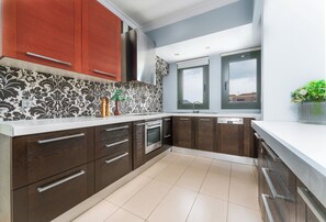 Een koelkast, een magnetron, een oven, een kookplaat