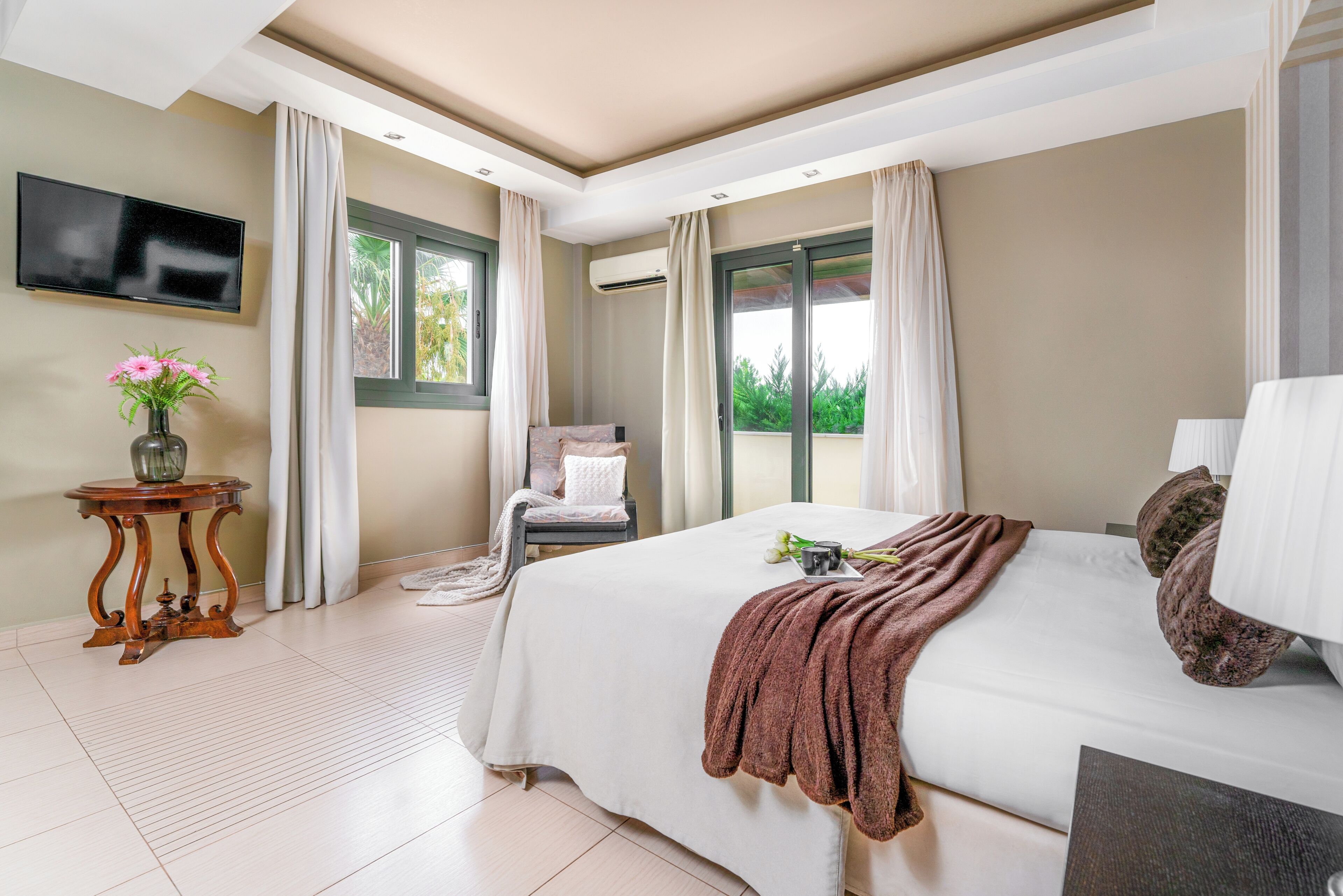 3 bedrooms, in-room safe, iron/ironing board, travel cot