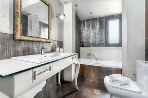 Een douche, milieuvriendelijke toiletartikelen, een haardroger