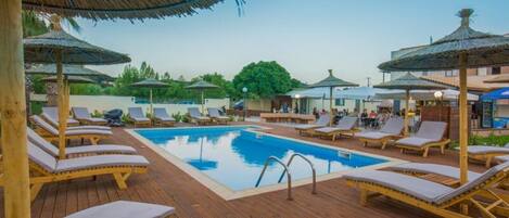 Una piscina al aire libre