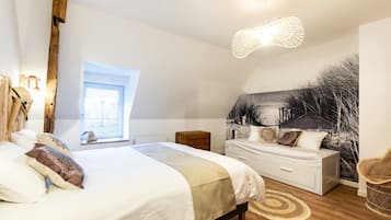 3 bedrooms, desk, iron/ironing board, free WiFi