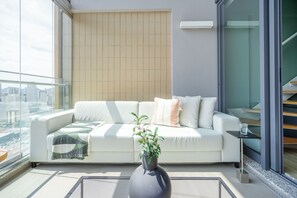 Duplex classique | Salle de séjour | Téléviseur connecté de 40 po avec télévision numérique, téléviseur