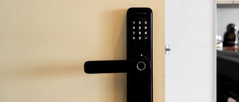 A modern door lock with a numeric keypad.